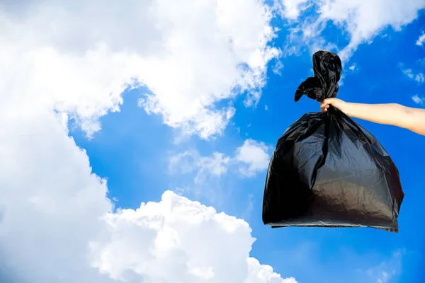 Müllsack am blauen Himmel — Stockfoto
