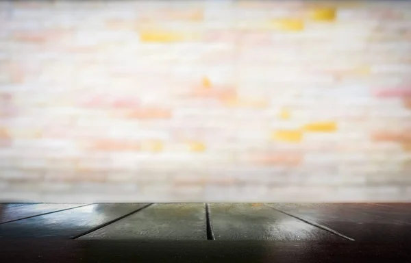 Holztisch mit unscharfem Hintergrund aus Zementwänden — Stockfoto