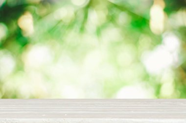 taze yeşil doğa arka plan ile ahşap masa üstü