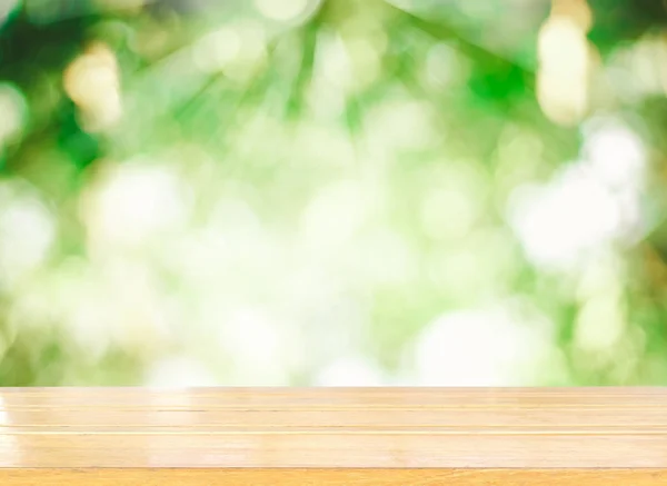 Mesa de madeira com fundo de natureza verde fresco — Fotografia de Stock