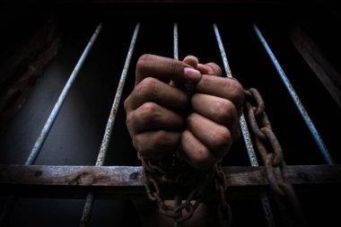 El çelik kafes üzerinde mahkumdan kapatın