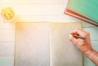 İnsan eli bir şey yazma 