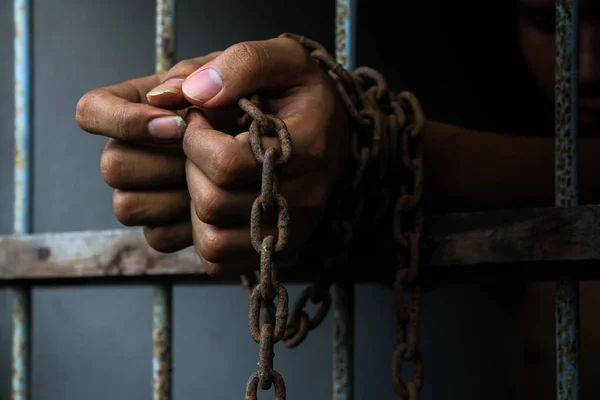 Prisioneiro com cadeia segurando bar prisão — Fotografia de Stock