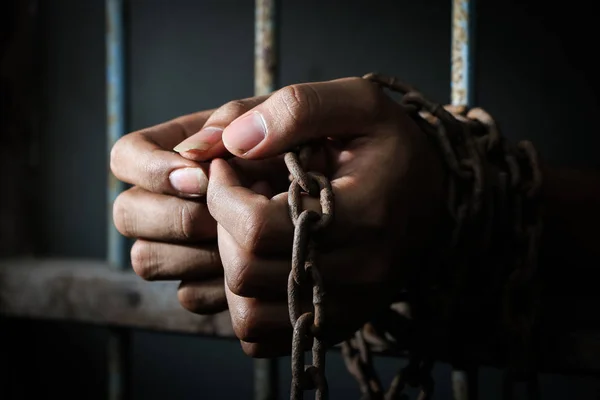 Detailní záběr rukou vězně na Ocelové příhradové — Stock fotografie
