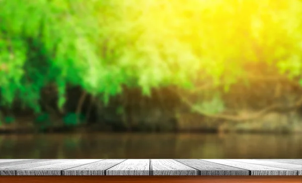 Mesa de madeira vazia e verde natural primavera borrão bokeh natureza — Fotografia de Stock