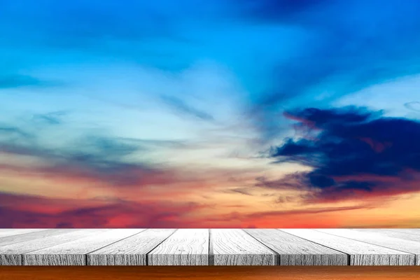 Mesa de madeira com céu por do sol — Fotografia de Stock