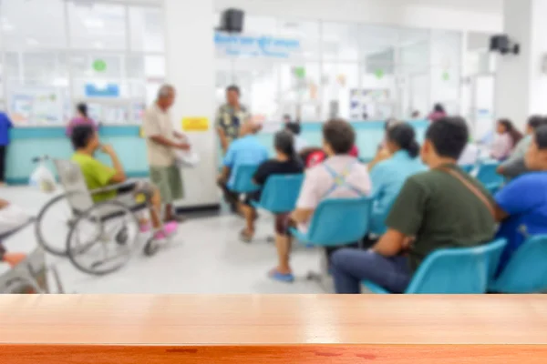 Tischplatte mit verschwommenen Personen — Stockfoto