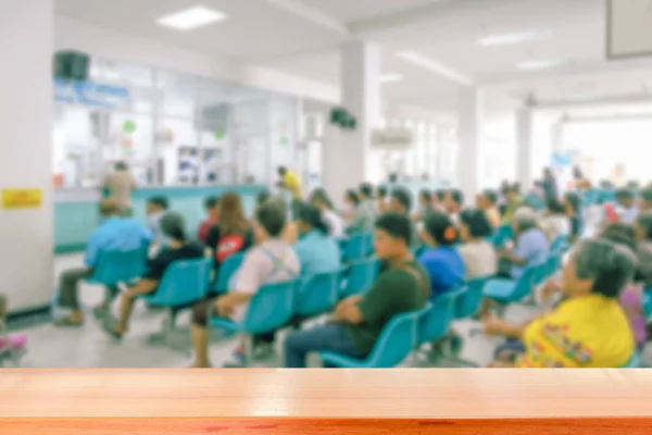 Tischplatte mit verschwommenen Personen — Stockfoto