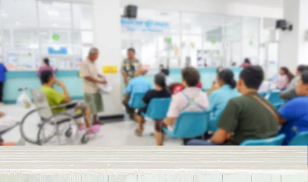 Masa üstü bulanık insanlarla