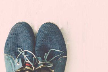 Ahşap üzerinde eski Ayakkabı 