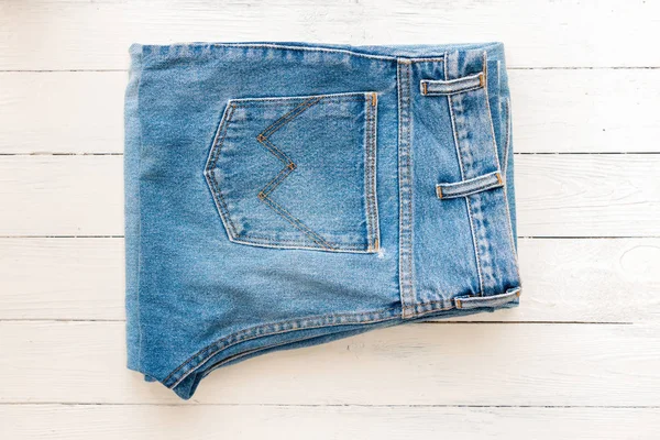 Denim jeans sätta på bordet — Stockfoto