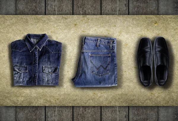 Ropa de hombre sobre fondo de mesa de madera — Foto de Stock