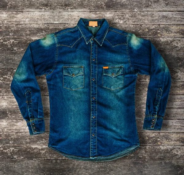 Camicia jeans messo sul tavolo di legno — Foto Stock