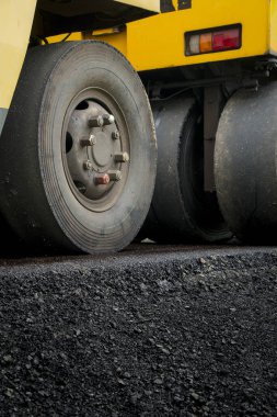 Asfalt çalışmalarına yol silindiri 