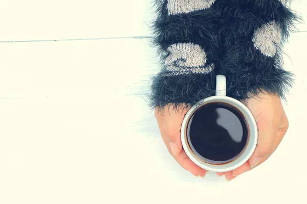 Mão humana na camisa primavera segurando xícara de café — Fotografia de Stock