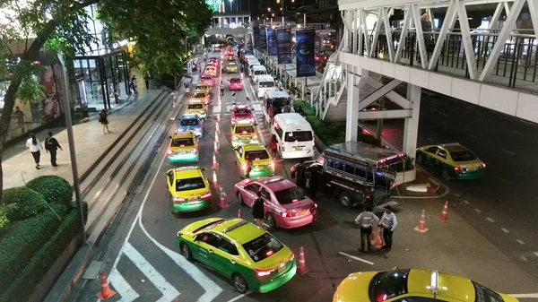 Μπανγκόκ, Ταϊλάνδη - 10 Ιουλίου 2017: Κεντρικός δρόμος στη Μπανγκόκ — Φωτογραφία Αρχείου