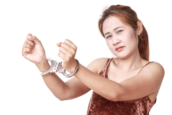 Женщина в наручниках — стоковое фото