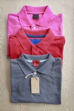 Üç polo gömlek etiketleri