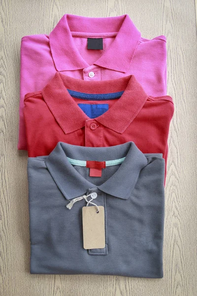 Üç polo gömlek etiketleri