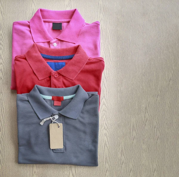 Üç polo gömlek etiketleri