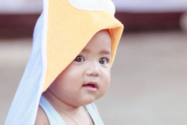 Симпатичный ребенок с капюшоном улыбается — стоковое фото