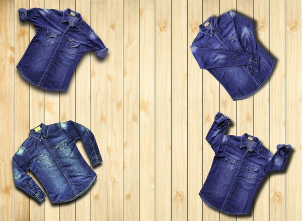 Calça jeans jeans azul em madeira marrom — Fotografia de Stock