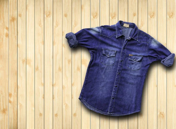 Jeans blu denim su legno marrone — Foto Stock