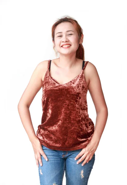 Vrouw met shirt en spijkerbroek glimlach — Stockfoto