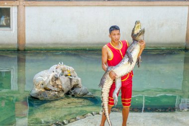  Oynarken gösterilen timsah avcı 