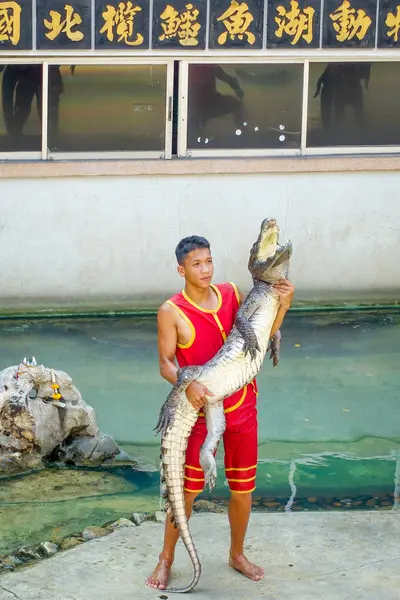  Oynarken gösterilen timsah avcı 