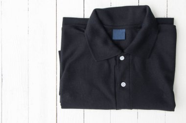 Erkek gömlek beyaz tahta koymak 