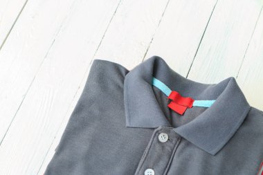 Erkek gömlek beyaz tahta koymak