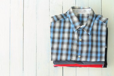 Erkek gömlek beyaz tahta koymak