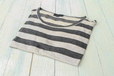 Erkek gömlek beyaz tahta koymak 