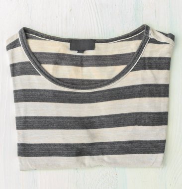 T-shirt üzerine beyaz tahta koymak