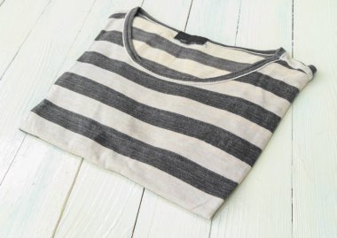 T-shirt üzerine beyaz tahta koymak