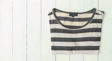 T-shirt üzerine beyaz tahta koymak