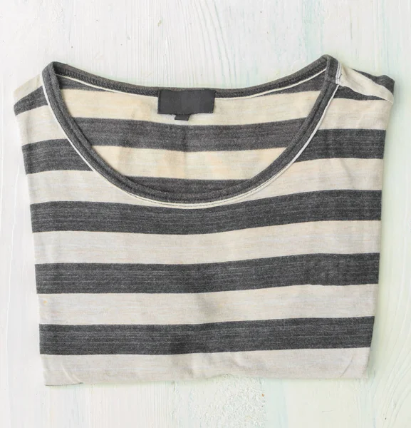 T-shirt üzerine beyaz tahta koymak