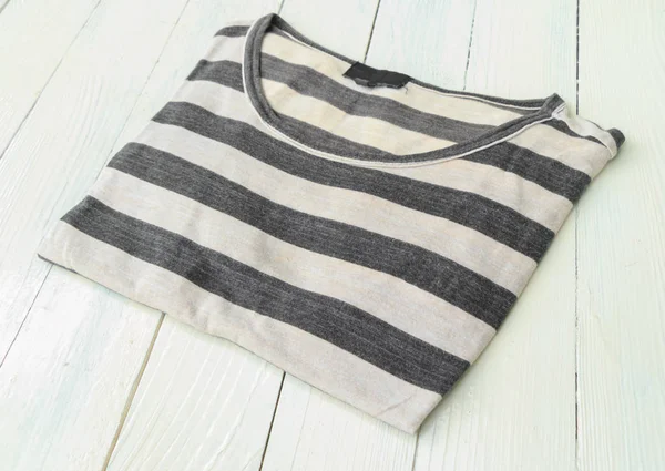 T-shirt üzerine beyaz tahta koymak