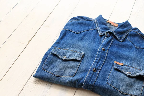 Jeans camisas en madera — Foto de Stock