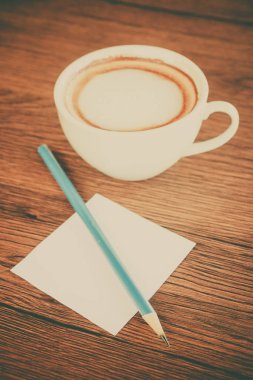 kağıt kalem ve kahve Kupası notla