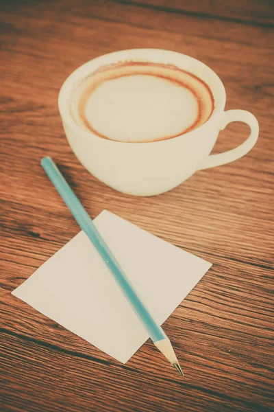kağıt kalem ve kahve Kupası notla