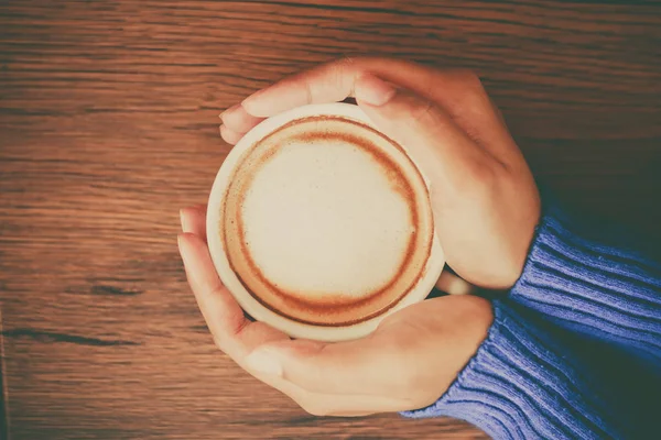 El ele tutuşup kahve içelim.