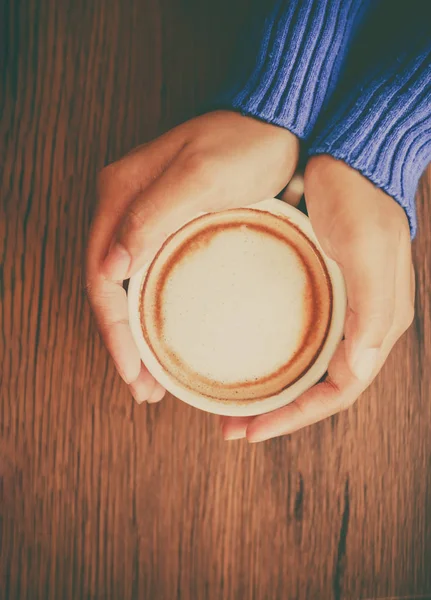 El ele tutuşup kahve içelim.