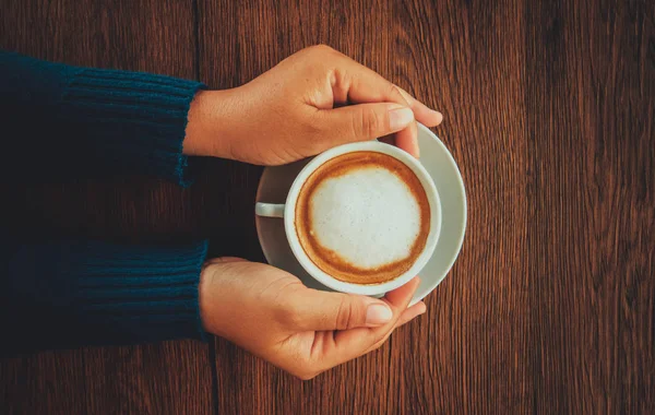 El ele tutuşup kahve içelim.