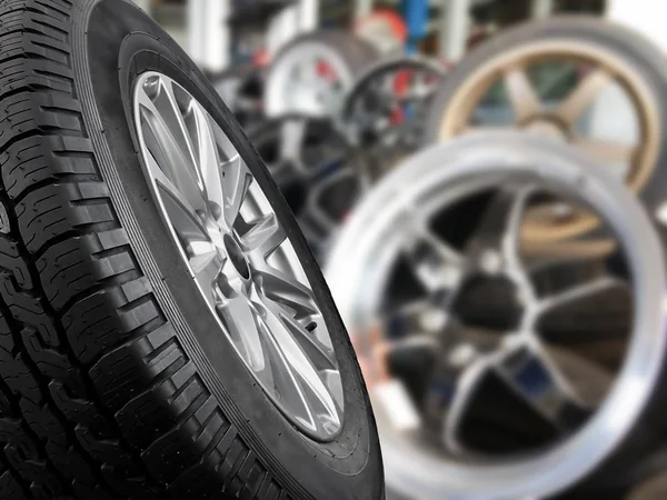 Neumático para la venta en la carpa —  Fotos de Stock