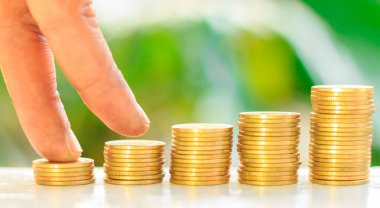 altın sikke üzerinde beyaz ahşap masa koymak