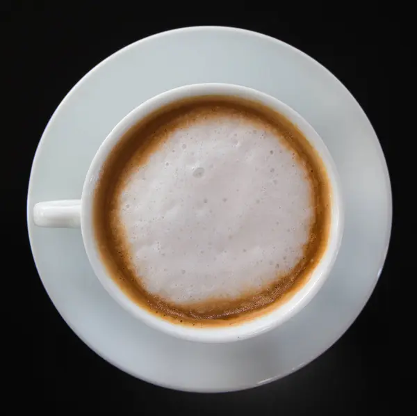 Taza de café capuchino poner en la mesa de madera — Foto de Stock