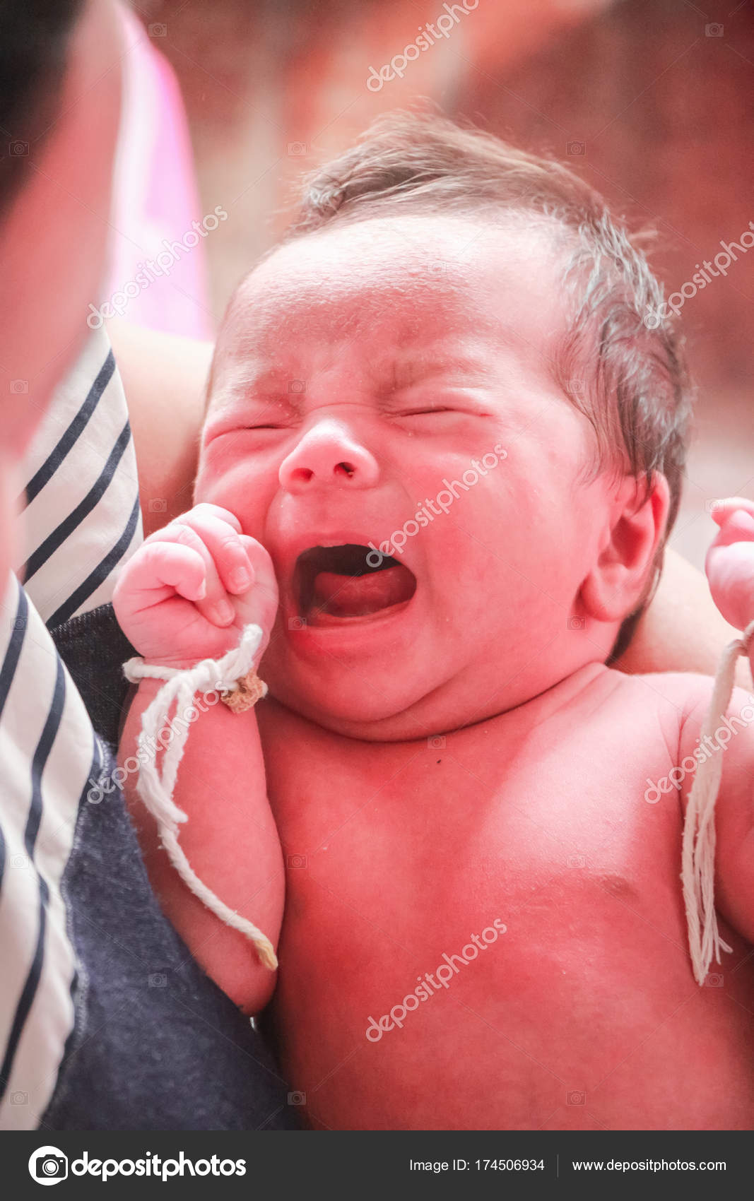 новорожденный кричит. крик новорожденного ребенка. плачущий младенец. плач новорожденного ребенка. крик младенца.