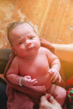 Yeni doğan çocuk çocuk onun banyoda